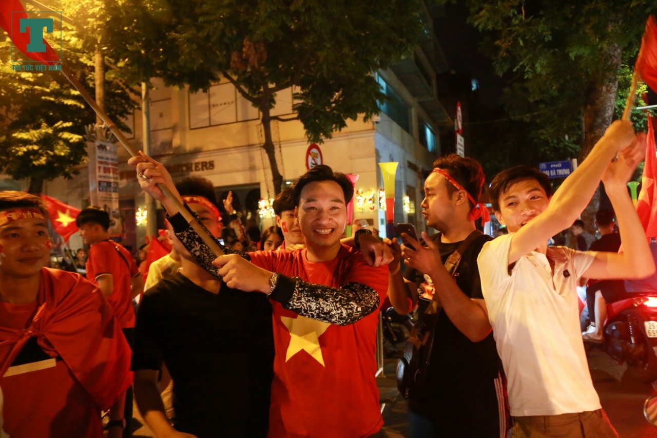 thanh-trung-di-bao-cung-cac-cdv-du-khach-nuoc-ngoai-treo-xe-tai-an-mung-viet-nam-vao-chung-ket-aff-cup
