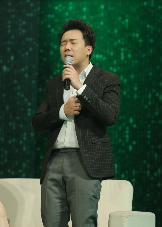 tran-thanh-mang-on-tien-dat-giuc-hari-won-goi-dien-khi-tinh-cu-kho-khan
