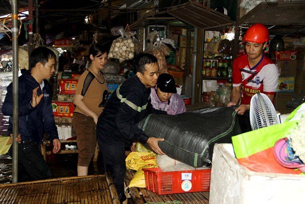 nghe-an-mua-lon-duong-pho-hoa-song-ngap-nua-met-ho-tu-than-xuat-hien