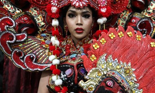 Một thí sinh tham gia cuộc thi sắc đẹp dành cho người chuyển giới Miss International Queen 2018 tổ chức ở Thái Lan. Ảnh: Reuters.