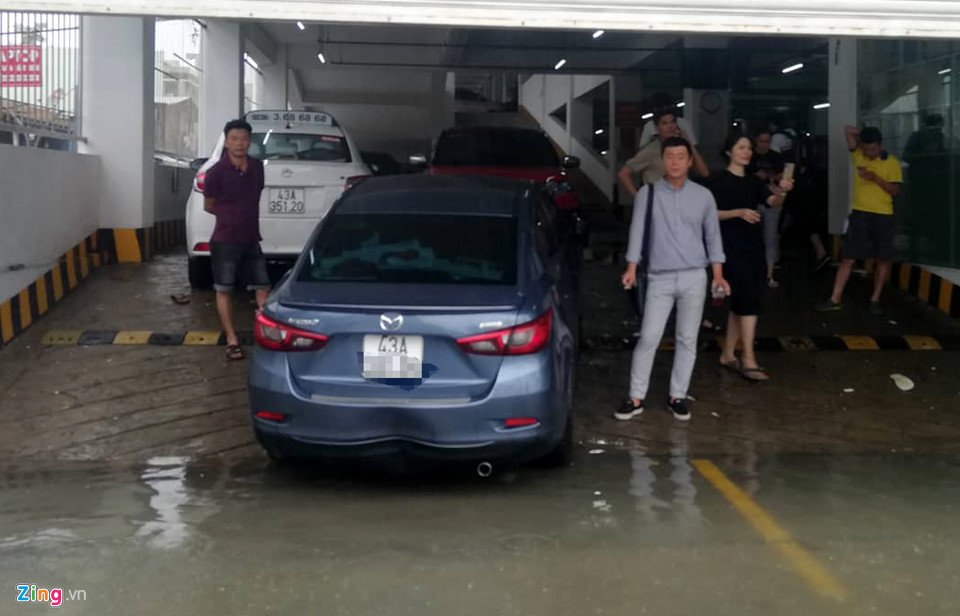 bmw-range-rover-chim-trong-ham-xe-chung-cu-cao-cap-hoang-anh-gia-lai