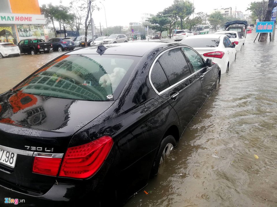 bmw-range-rover-chim-trong-ham-xe-chung-cu-cao-cap-hoang-anh-gia-lai