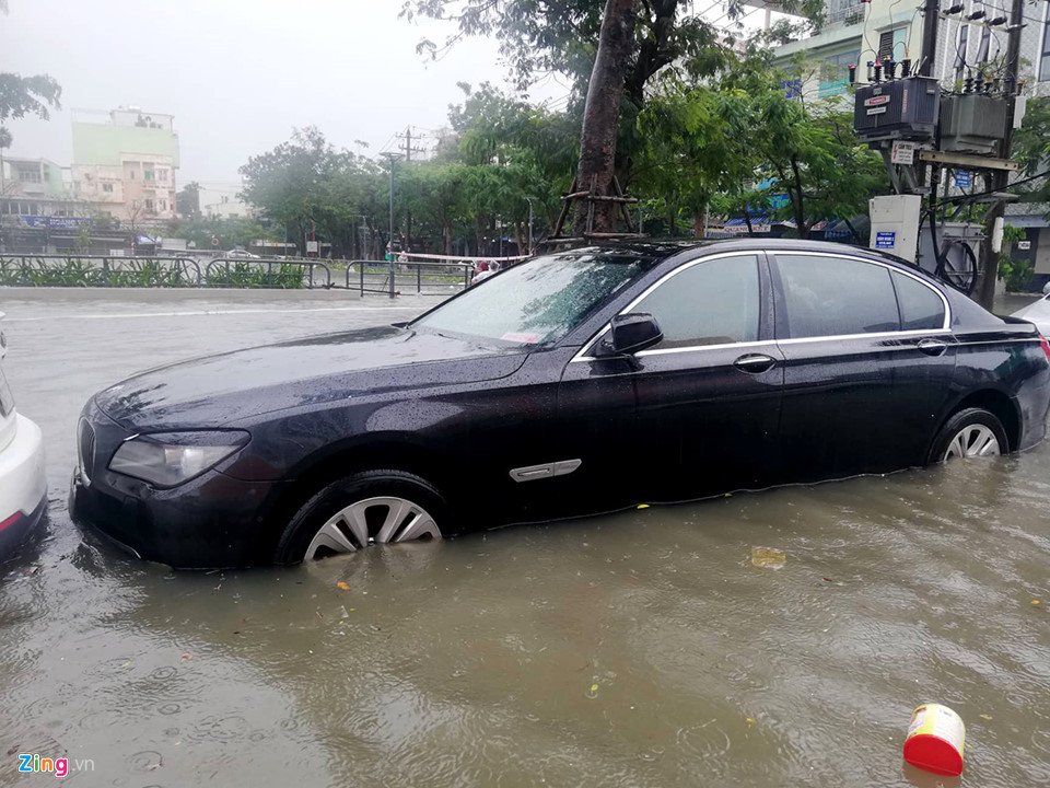 bmw-range-rover-chim-trong-ham-xe-chung-cu-cao-cap-hoang-anh-gia-lai