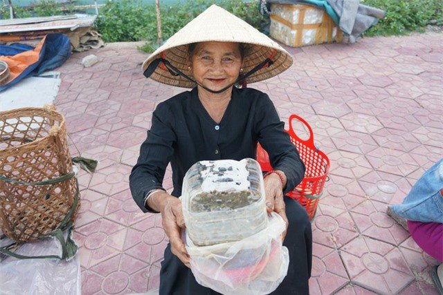 Nhiều người bắt nòng nọc bán kiếm thêm thu nhập chi tiêu hàng ngày.