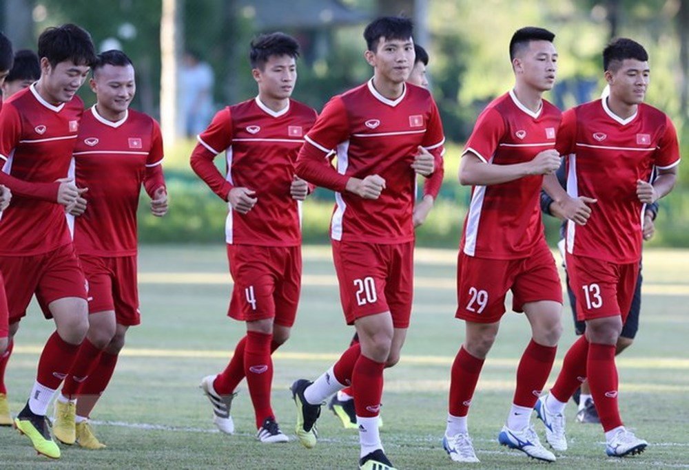 chi-voi-vai-dong-tin-nhan-tuyen-thu-quoc-gia-huy-hung-va-ban-gai-khien-cu-dan-mang-tan-chay-vi-qua-de-thuong