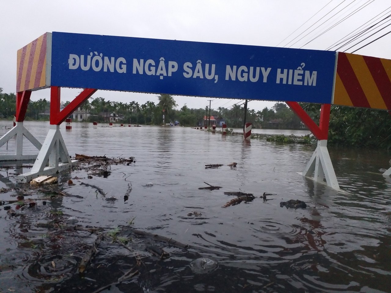 duong-bi-chia-cat-nguoi-dan-cheo-thuyen-qua-duong