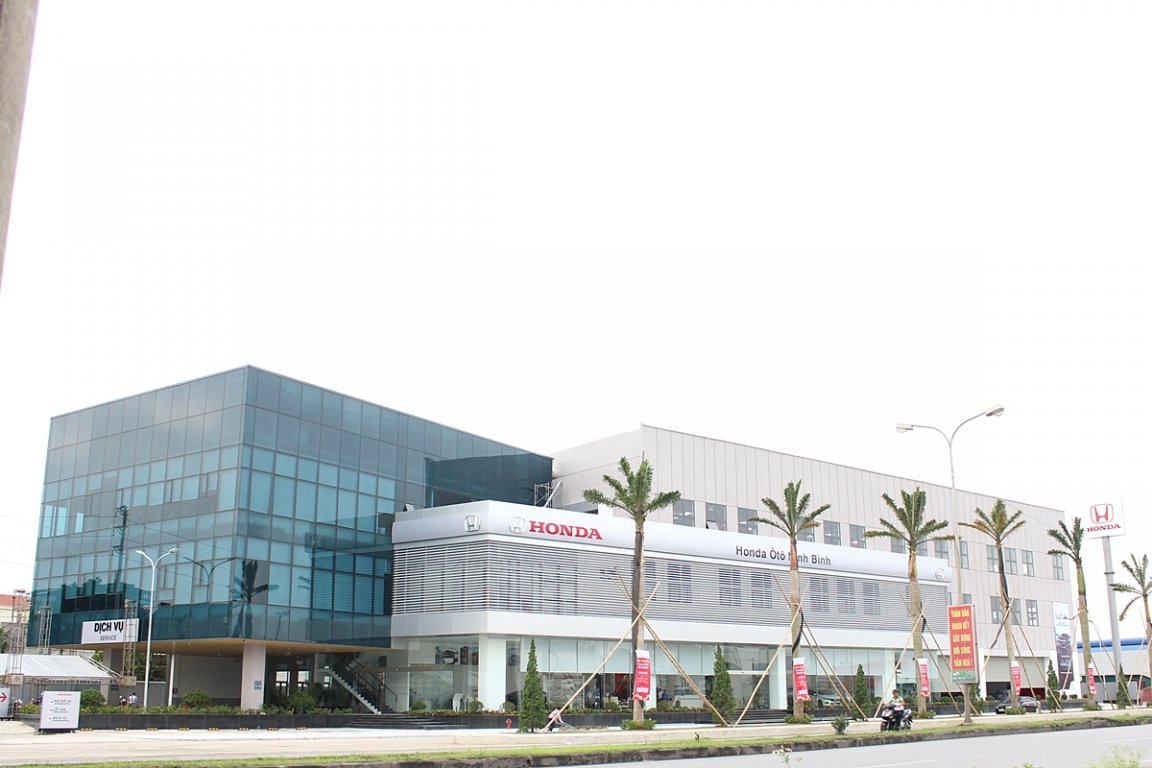 khach-hang-boc-phot-chieu-lam-tien-trang-tron-cua-dai-ly-o-to-honda
