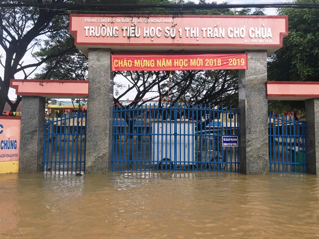 mua-lu-o-mien-trung-hang-van-ngoi-nha-bi-ngap-so-nguoi-chet-tang-lien-tuc