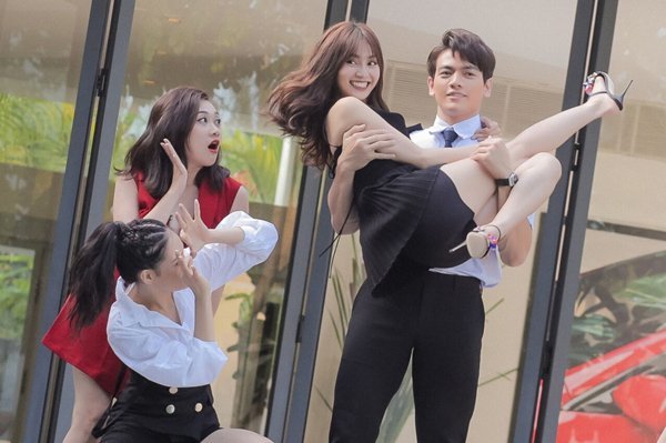 ninh-duong-lan-ngoc-tiec-nuoi-canh-nong-voi-trai-dep-kem-6-tuoi-nude-100