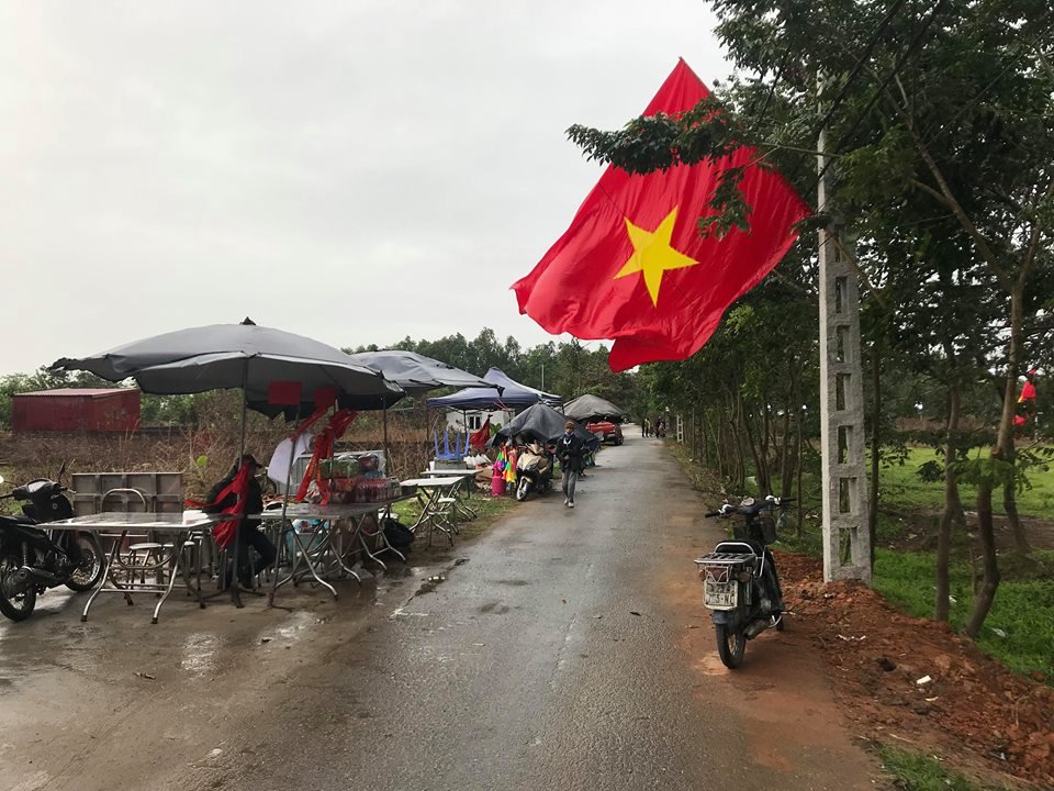 que-nha-tien-ve-quang-hai-tat-bat-dung-man-hinh-khung-xem-chung-ket-viet-nam-va-malaysia