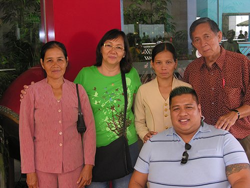 Túy trong lần đoàn tụ cùng bà Bé, chị gái cùng cha khác mẹ người Philippines, chị ruột Phương và người cha Phililippines Pantaleon Mance (từ trái sang). Ảnh: Nhân vật cung cấp
