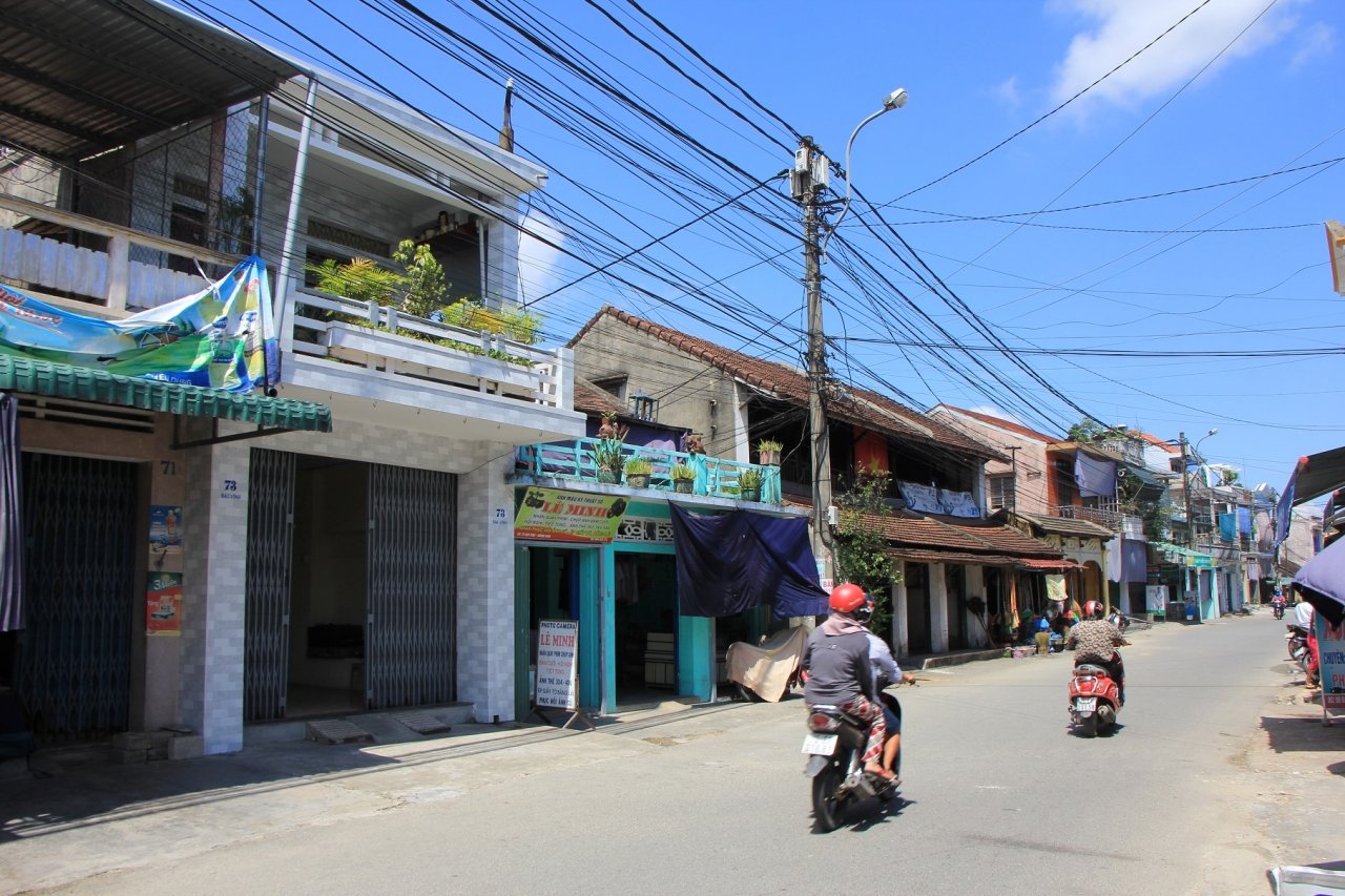 can-canh-nhung-ngoi-nha-co-chay-dua-voi-thoi-gian-o-pho-co-bao-vinh