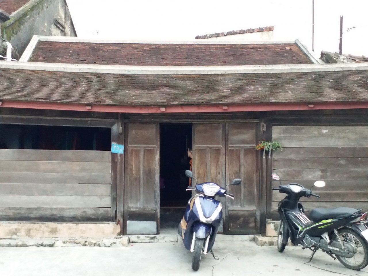 can-canh-nhung-ngoi-nha-co-chay-dua-voi-thoi-gian-o-pho-co-bao-vinh