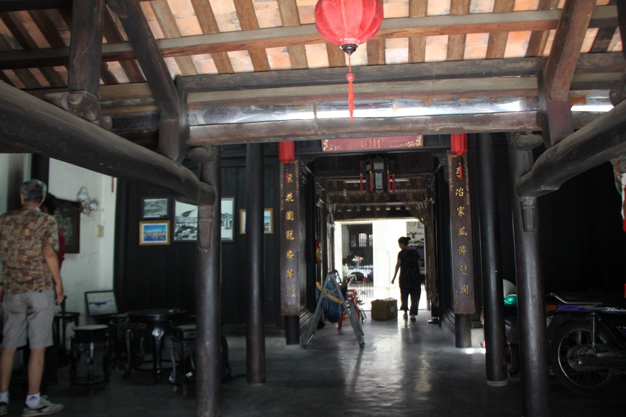 can-canh-nhung-ngoi-nha-co-chay-dua-voi-thoi-gian-o-pho-co-bao-vinh