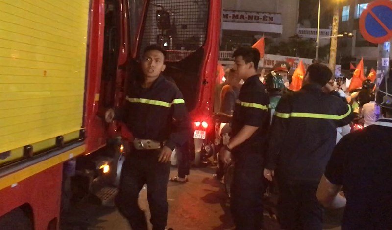 Công an bắn 2 phát chỉ thiên trong dòng người đi bão ở quận 1 - ảnh 4