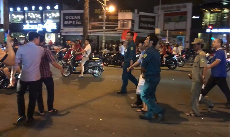 Công an bắn 2 phát chỉ thiên trong dòng người đi bão ở quận 1 - ảnh 3