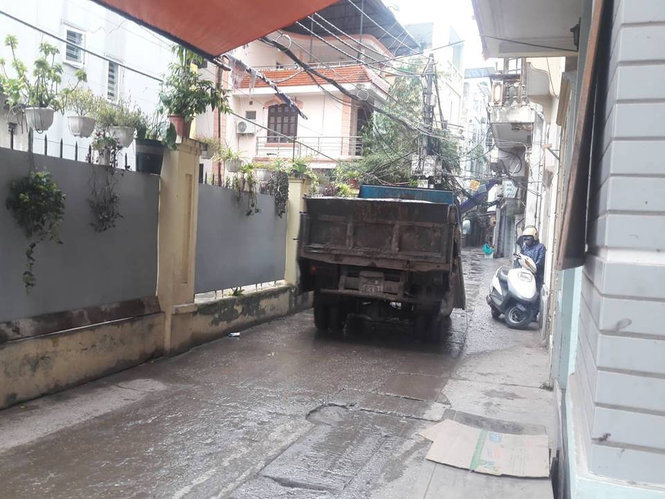 dan-ha-noi-keu-cuu-vi-xe-tai-duoc-lam-ngo-tung-hoanh-ngay-dem-giua-ngo-lang