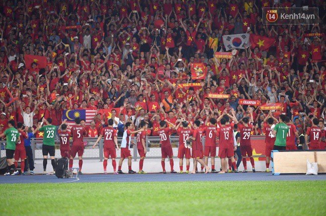 Hình ảnh đẹp: CĐV Việt Nam nán lại SVĐ Bukit Jalil ở Malaysia để dọn rác sau trận chung kết lượt đi của ĐT nước nhà - Ảnh 2. Hình ảnh đẹp: CĐV Việt Nam nán lại SVĐ Bukit Jalil ở Malaysia để dọn rác sau trận chung kết lượt đi của ĐT nước nhà - Ảnh 2.