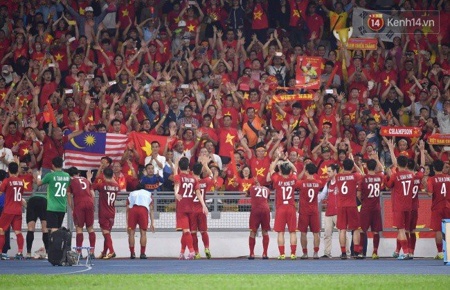 Hình ảnh đẹp: CĐV Việt Nam nán lại SVĐ Bukit Jalil ở Malaysia để dọn rác sau trận chung kết lượt đi của ĐT nước nhà - Ảnh 3. Hình ảnh đẹp: CĐV Việt Nam nán lại SVĐ Bukit Jalil ở Malaysia để dọn rác sau trận chung kết lượt đi của ĐT nước nhà - Ảnh 3.