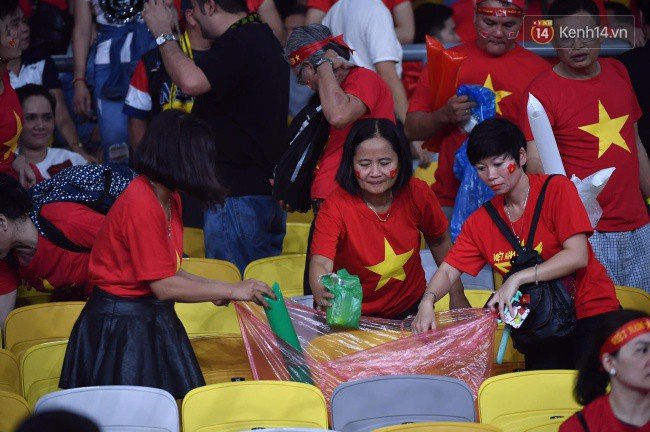 Hình ảnh đẹp: CĐV Việt Nam nán lại SVĐ Bukit Jalil ở Malaysia để dọn rác sau trận chung kết lượt đi của ĐT nước nhà - Ảnh 4. Hình ảnh đẹp: CĐV Việt Nam nán lại SVĐ Bukit Jalil ở Malaysia để dọn rác sau trận chung kết lượt đi của ĐT nước nhà - Ảnh 4.