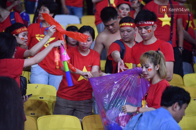 Hình ảnh đẹp: CĐV Việt Nam nán lại SVĐ Bukit Jalil ở Malaysia để dọn rác sau trận chung kết lượt đi của ĐT nước nhà - Ảnh 5. Hình ảnh đẹp: CĐV Việt Nam nán lại SVĐ Bukit Jalil ở Malaysia để dọn rác sau trận chung kết lượt đi của ĐT nước nhà - Ảnh 5.