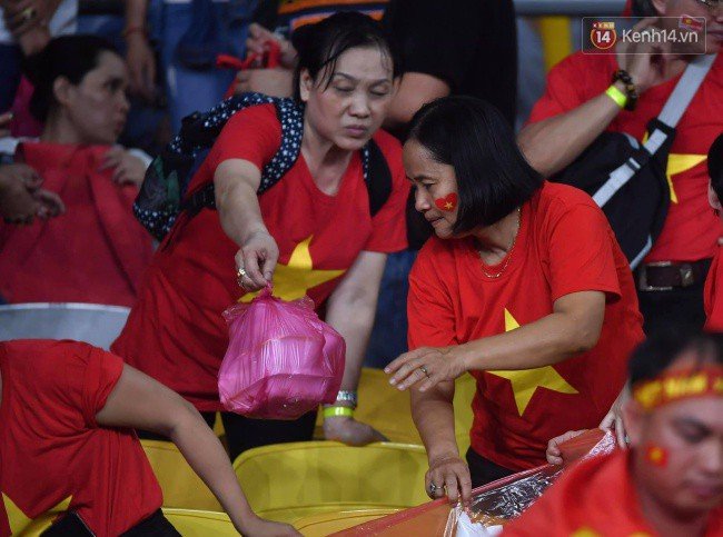 Hình ảnh đẹp: CĐV Việt Nam nán lại SVĐ Bukit Jalil ở Malaysia để dọn rác sau trận chung kết lượt đi của ĐT nước nhà - Ảnh 6. Hình ảnh đẹp: CĐV Việt Nam nán lại SVĐ Bukit Jalil ở Malaysia để dọn rác sau trận chung kết lượt đi của ĐT nước nhà - Ảnh 6.