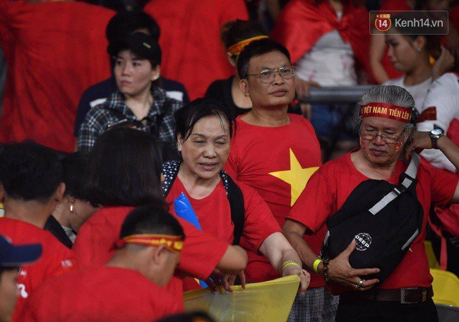 Hình ảnh đẹp: CĐV Việt Nam nán lại SVĐ Bukit Jalil ở Malaysia để dọn rác sau trận chung kết lượt đi của ĐT nước nhà - Ảnh 7. Hình ảnh đẹp: CĐV Việt Nam nán lại SVĐ Bukit Jalil ở Malaysia để dọn rác sau trận chung kết lượt đi của ĐT nước nhà - Ảnh 7.