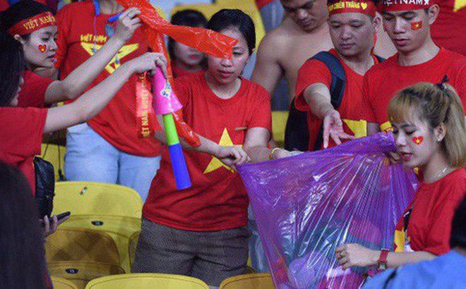Hình ảnh đẹp: CĐV Việt Nam nán lại SVĐ Bukit Jalil ở Malaysia để dọn rác sau trận chung kết lượt đi của ĐT nước nhà Hình ảnh đẹp: CĐV Việt Nam nán lại SVĐ Bukit Jalil ở Malaysia để dọn rác sau trận chung kết lượt đi của ĐT nước nhà