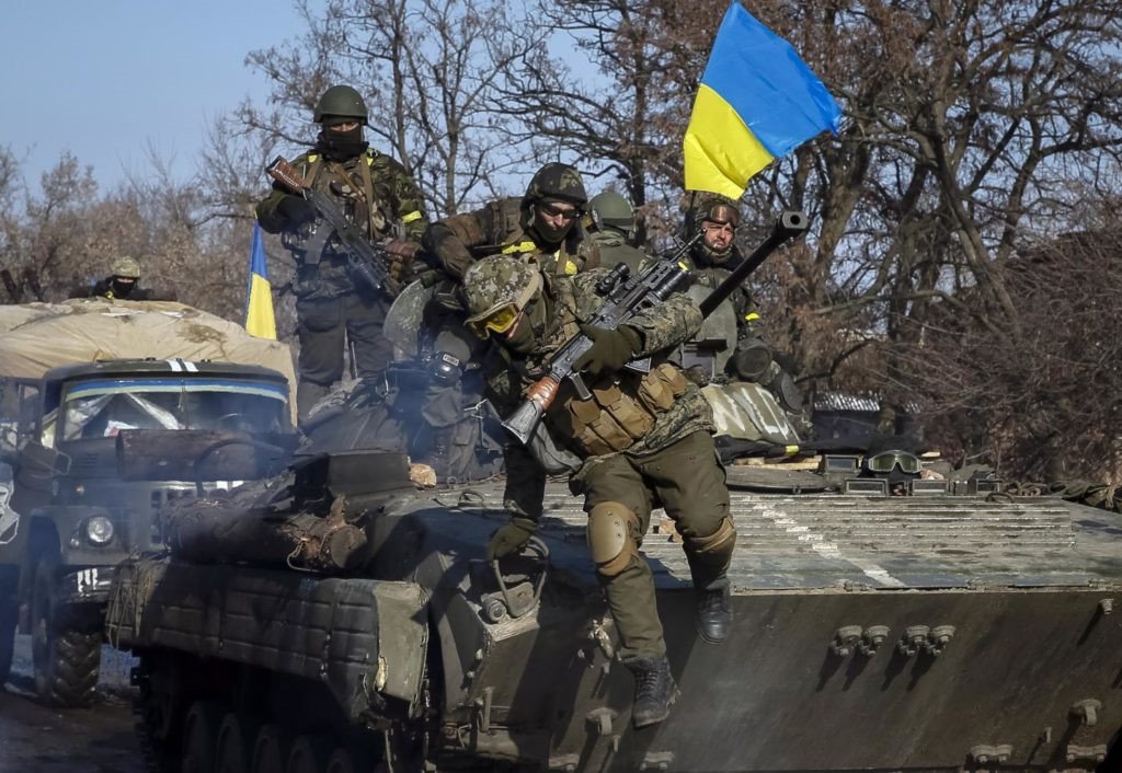 Sĩ quan Ukraine xử bắn “thuộc hạ” vì không chịu tham chiến tại Donbass? Si quan Ukraine xu ban “thuoc ha” vi khong chiu tham chien tai Donbass?