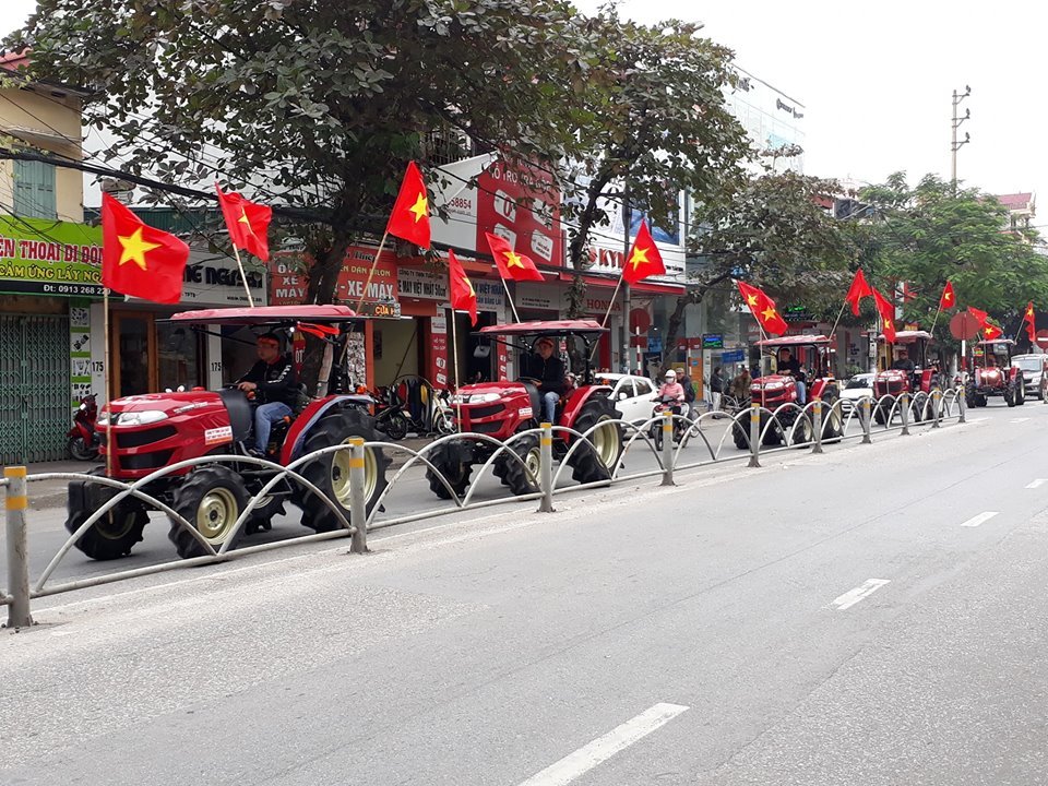 co-dong-vien-dua-nhau-dieu-may-cay-xuong-pho-co-vu-tran-chung-ket-viet-nam-malaysia