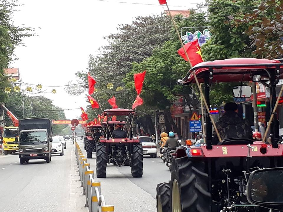 co-dong-vien-dua-nhau-dieu-may-cay-xuong-pho-co-vu-tran-chung-ket-viet-nam-malaysia