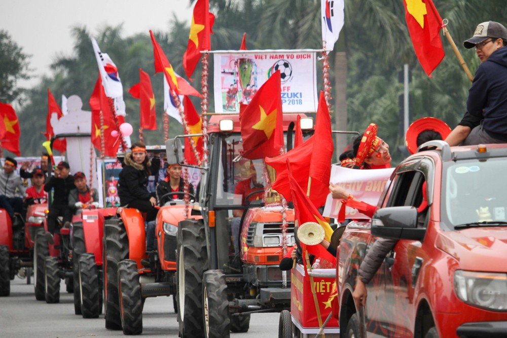 co-dong-vien-dua-nhau-dieu-may-cay-xuong-pho-co-vu-tran-chung-ket-viet-nam-malaysia