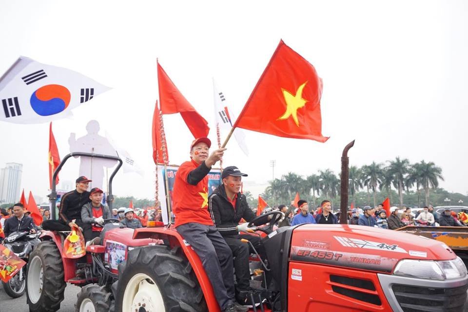 co-dong-vien-dua-nhau-dieu-may-cay-xuong-pho-co-vu-tran-chung-ket-viet-nam-malaysia