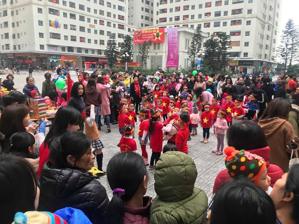 co-dong-vien-nhi-dien-do-cuc-chat-co-vu-doi-tuyen-viet-nam-qua-man-hinh-khung