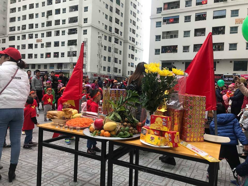 co-dong-vien-nhi-dien-do-cuc-chat-co-vu-doi-tuyen-viet-nam-qua-man-hinh-khung