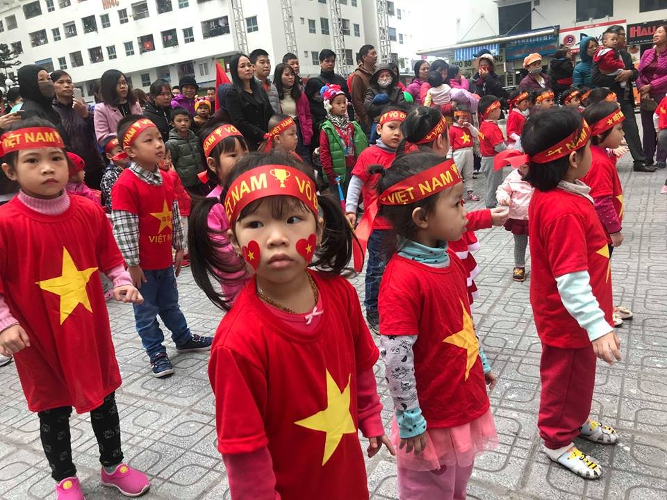 co-dong-vien-nhi-dien-do-cuc-chat-co-vu-doi-tuyen-viet-nam-qua-man-hinh-khung