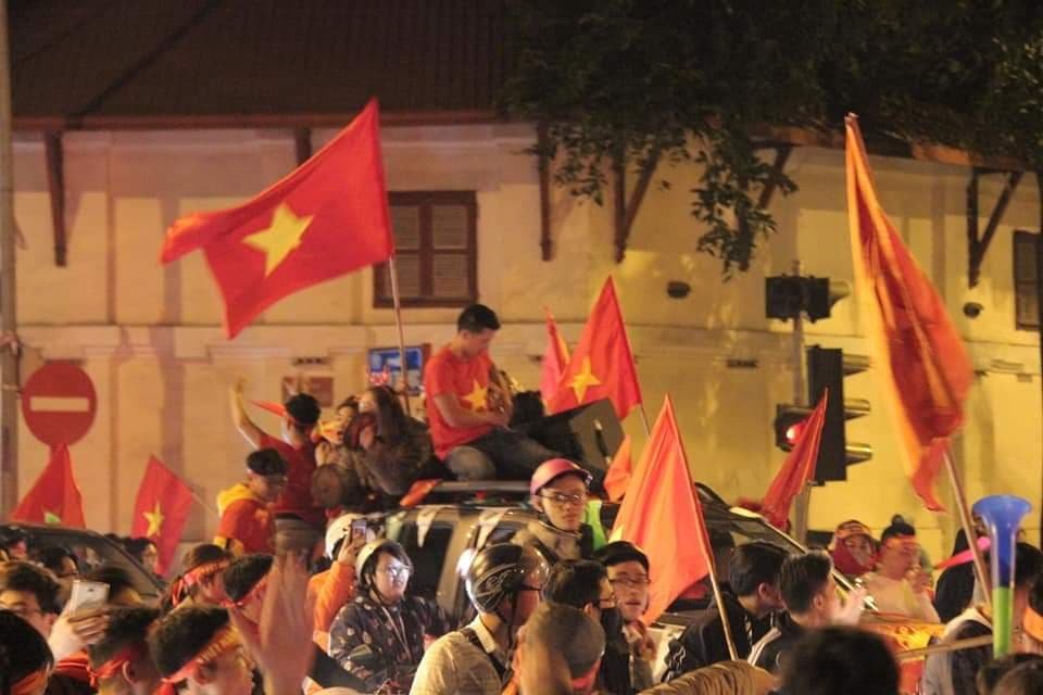 ha-noi-dong-cdv-di-bao-mung-chien-thang-cua-doi-tuyen-viet-nam
