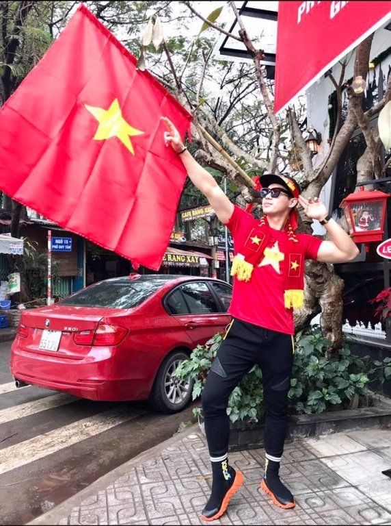 hoang-bach-nhuc-vi-tre-chuyen-bay-ra-ha-noi-ly-hung-co-mat-o-san-my-dinh