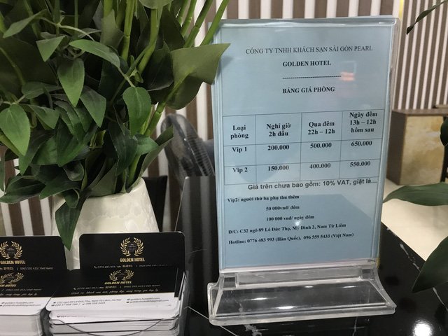 Báo giá tại khách sạn nhỏ, nếu ở thêm người thứ 3 thì phụ thu là 100.000 đồng/người/ngày đêm