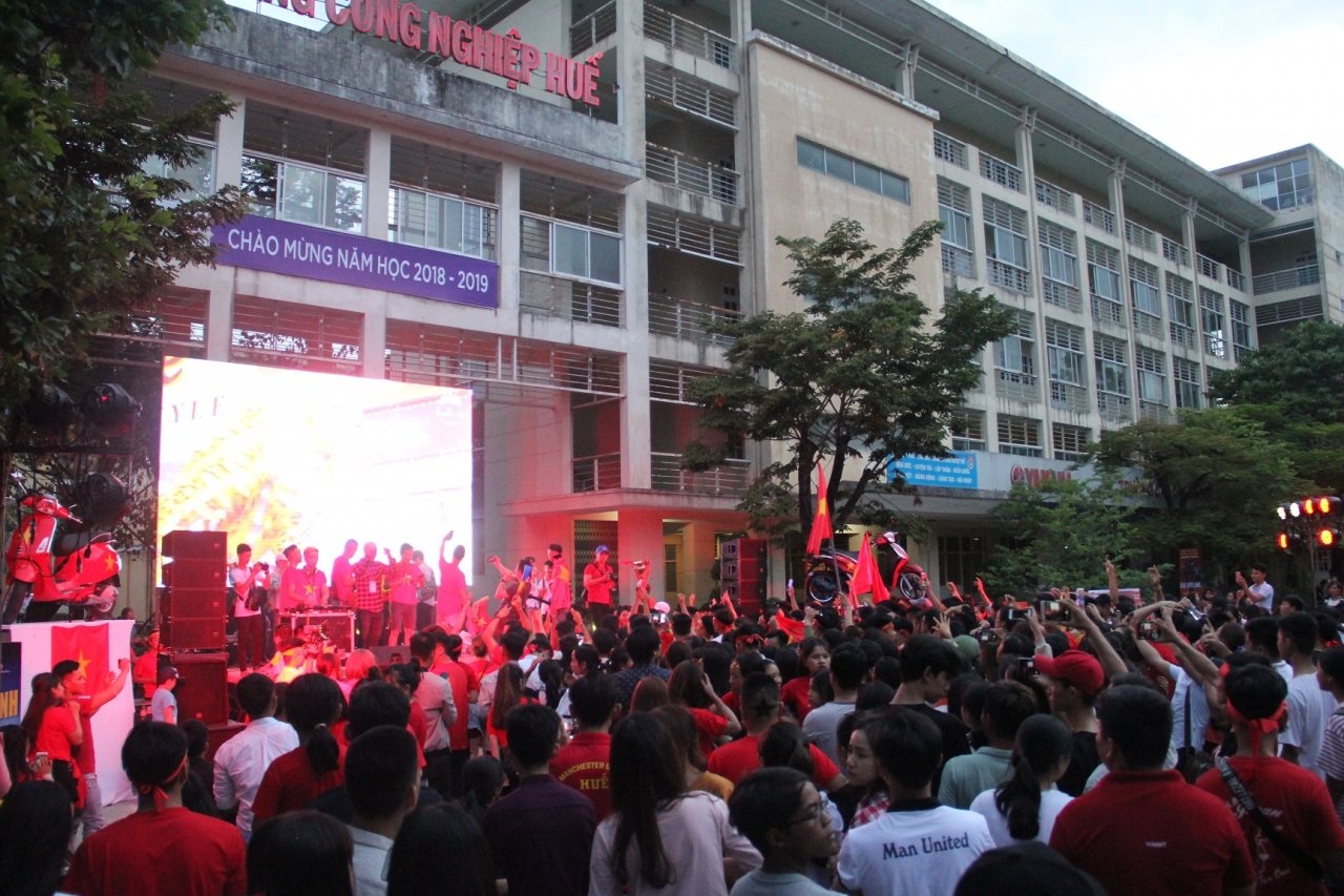 nhieu-truong-o-hue-lap-man-hinh-khung-tiep-lua-cho-cac-tuyen-thu-viet-nam