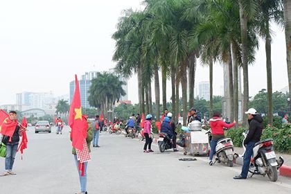 truc-tiep-hang-nghin-cdv-bat-dau-khuay-dao-my-dinh-co-vu-chung-ket-aff-cup-viet-nam-vs-malaysia