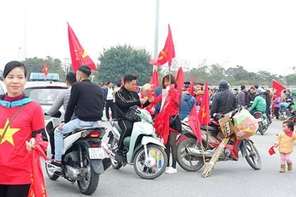 truc-tiep-hang-nghin-cdv-bat-dau-khuay-dao-my-dinh-co-vu-chung-ket-aff-cup-viet-nam-vs-malaysia
