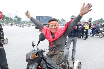 truc-tiep-hang-nghin-cdv-bat-dau-khuay-dao-my-dinh-co-vu-chung-ket-aff-cup-viet-nam-vs-malaysia
