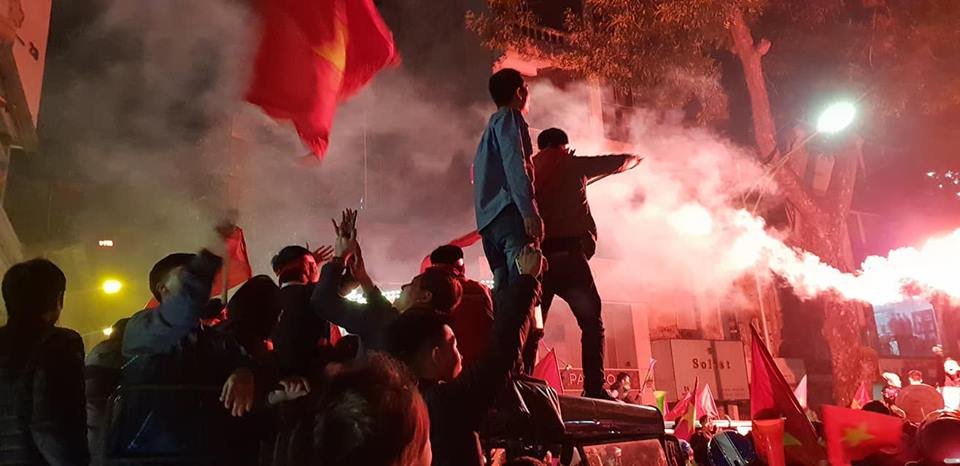 muon-mau-cam-xuc-di-bao-mung-viet-nam-vo-dich-aff-cup-2018-cua-nguoi-ham-mo