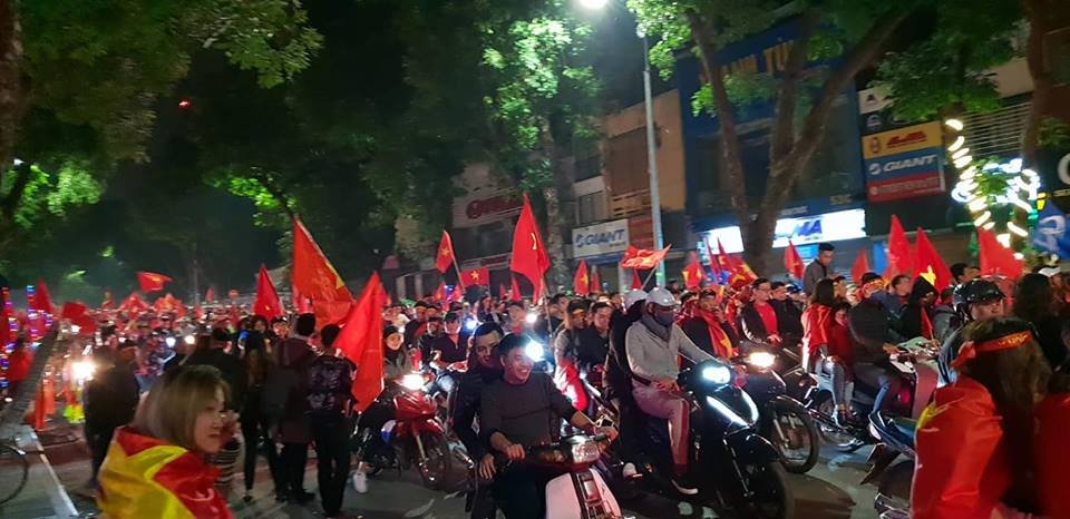 muon-mau-cam-xuc-di-bao-mung-viet-nam-vo-dich-aff-cup-2018-cua-nguoi-ham-mo