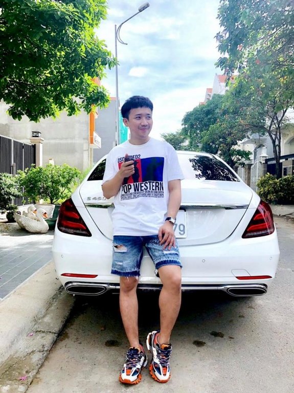 my-tam-lai-sieu-xe-di-bao-ha-ho-va-gia-dinh-an-mung-tren-duong-pho