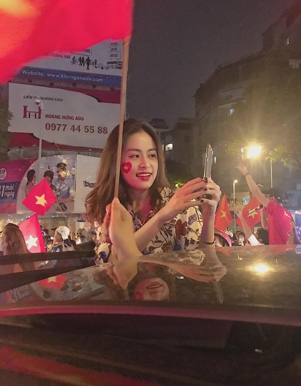 my-tam-lai-sieu-xe-di-bao-ha-ho-va-gia-dinh-an-mung-tren-duong-pho