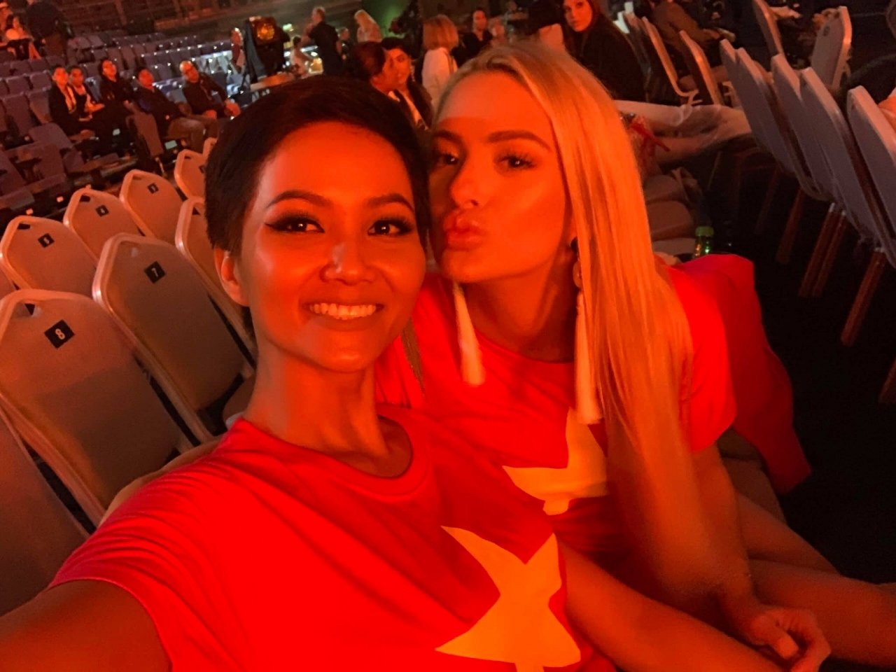 hhen-nie-thi-miss-universe-tu-chuyen-bi-hoa-hau-my-che-tieng-anh-kem-den-khoanh-khac-lich-su