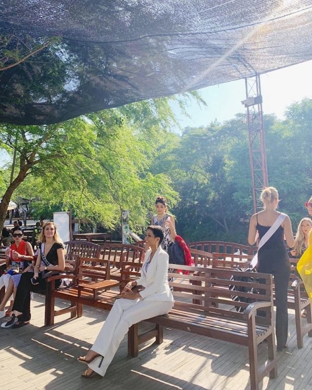 hhen-nie-thi-miss-universe-tu-chuyen-bi-hoa-hau-my-che-tieng-anh-kem-den-khoanh-khac-lich-su