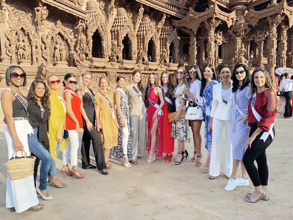 hhen-nie-thi-miss-universe-tu-chuyen-bi-hoa-hau-my-che-tieng-anh-kem-den-khoanh-khac-lich-su